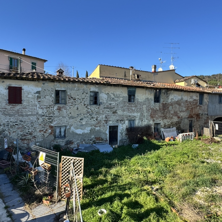 Camaioni Casale da ristrutturare